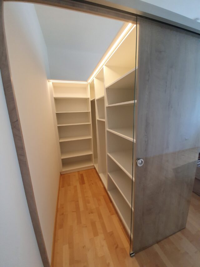begehbarer Kleiderschrank_Led Beleuchtung - Tischlerei Mario Maier in Mürzzuschlag